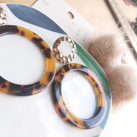 Unique Design//Acrylic Circles Drop Earrings - Picture 3 of 3